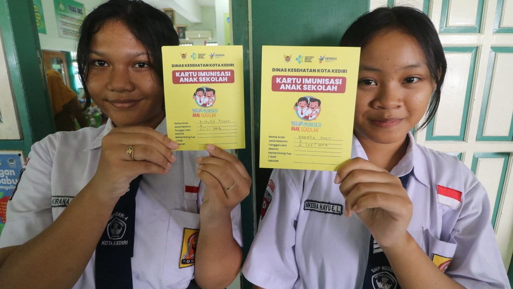 Dua pelajar memperlihatkan Kartu Imunisasi Anak Sekolah setelah mendapatkan suntikkan vaksin Human Papillomavirus (HPV) di SMP Negeri 4, Kota Kediri, Jawa Timur, Senin (20/1/2025).ANTARA FOTO/Prasetia Fauzani/rwa. Vaksinasi HPV pelajar perempuan di Kota Kediri