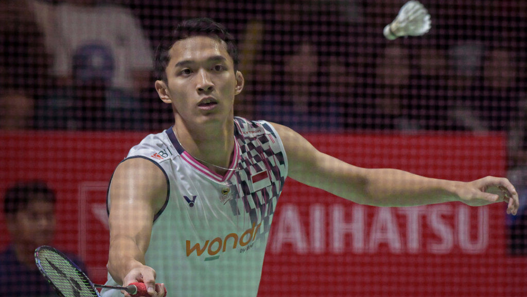 Pebulu tangkis tunggal putra Indonesia Jonatan Christie mengembalikan kok saat melawan tunggal putra Jepang Kenta Nishimoto pada perempat final Daihatsu Indonesia Masters 2025 di Istora Senayan, Jakarta, Jumat (24/1/2025). ANTARA FOTO/Fauzan/rwa. Jonatan Christie melaju ke semifinal