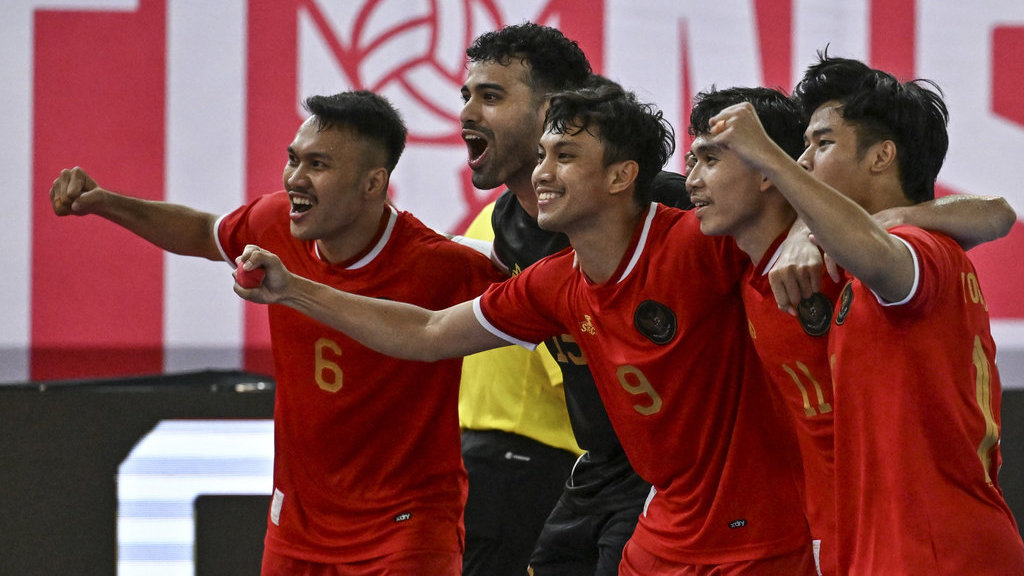 Pemain Timnas Futsal Indonesia Samuel Eko Putra (kiri) berselebrasi bersama rekan setimnya usai mencetak gol ke gawang Timnas Futsal Jepang pada kompetisi Indonesia Futsal 4 Nations World Series 2025 di Jakarta International Velodrome, Jakarta, Kamis (30/1/2025). Timnas Futsal Indonesia menang dengan skor 1-0. ANTARA FOTO/Aprillio Akbar/tom. Timnas Futsal Indonesia kalahkan Jepang