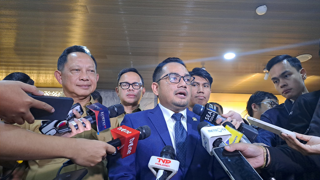 Ketua Komisi II DPR RI, Muhammad Rifqinizamy Karsayuda, dan Menteri Dalam Negeri, Tito Karnavian usai Rapat Kerja di Gedung DPR RI, Senin (3/2/2025). Tirto.id/M. Irfan Al Amin Muhammad Rifqinizamy Karsayuda