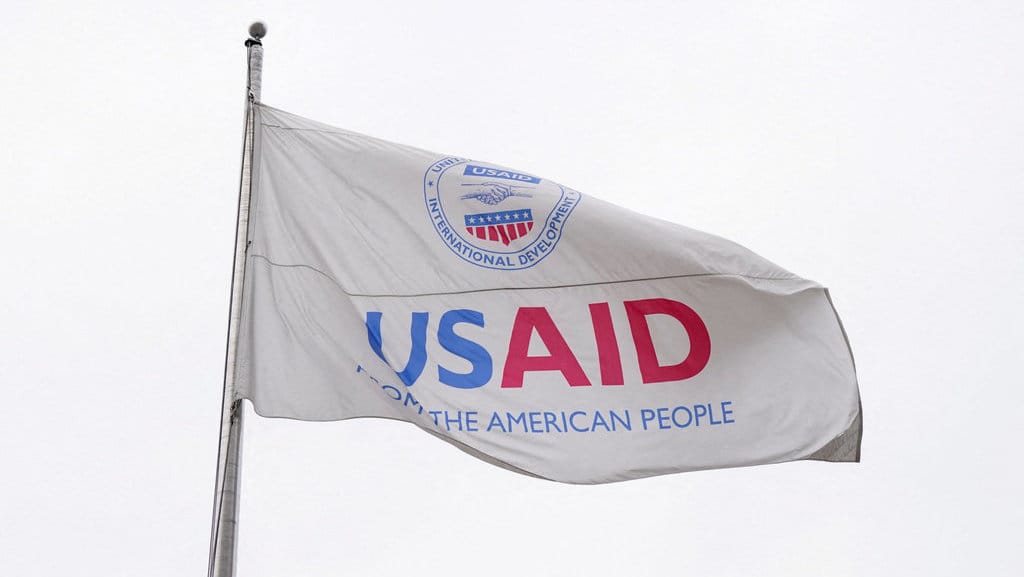 Bendera USAID berkibar di luar, saat gedung USAID tertutup bagi karyawan setelah sebuah memo dikeluarkan yang menyarankan personel lembaga tersebut untuk bekerja dari jarak jauh, di Washington, D.C., AS, 3 Februari 2025. REUTERS/Kent Nishimura USAID