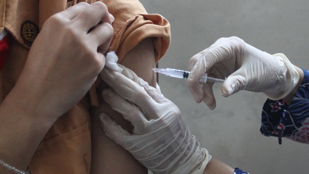 Petugas medis menyuntikkan vaksin dalam pelaksanaan percepatan imunisasi Human Papilomavirus (HPV) kepada pelajar di SMPN 28, Malang, Jawa Timur, Jumat (7/2/2025).ANTARA FOTO/Ari Bowo Sucipto/Spt. Percepatan imunisasi HPV pelajar di Malang