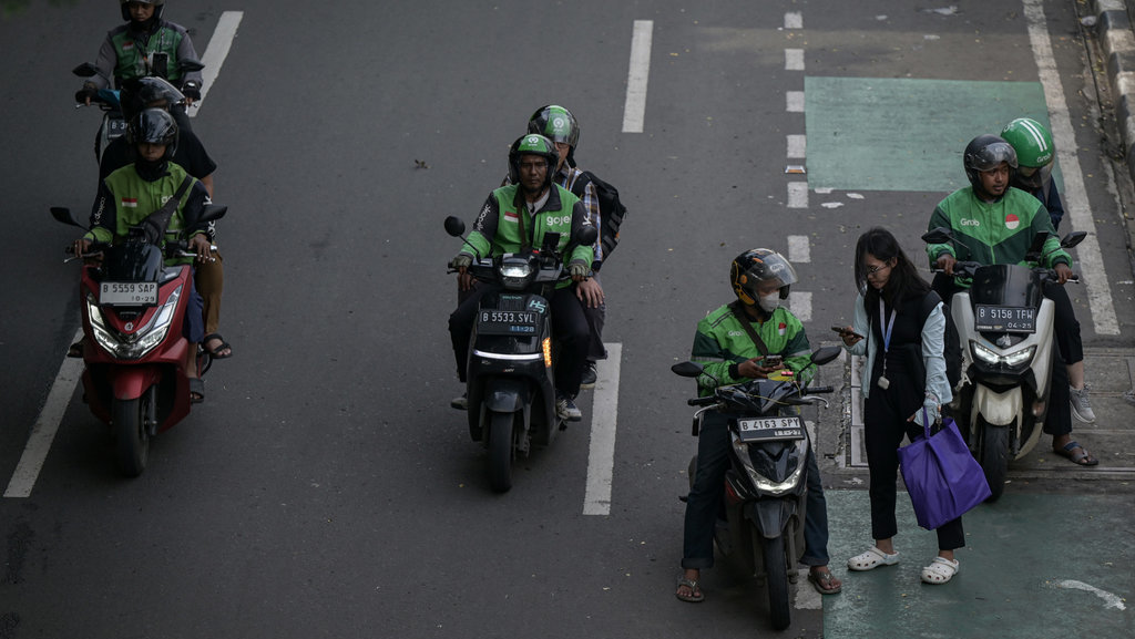 Pengemudi ojek online melintas di kawasan Palmerah, Jakarta, Senin (10/2/2025). ANTARA FOTO/Fauzan/YU Usulan BBM subsidi untuk ojek online