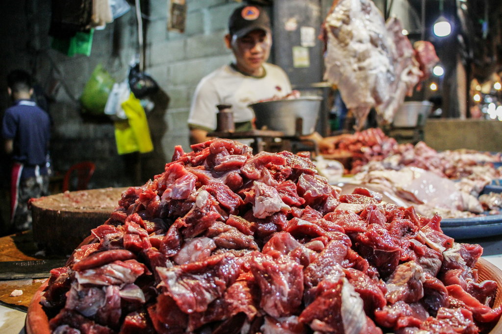 Pedagang menimbang daging sapi di Pasar Besar, Palangka Raya, Kalimantan Tengah, Rabu (12/2/2025). ANTARA FOTO/Auliya Rahman/nz Ketersediaan daging saat Ramadhan dan Idul fitri 1446 H