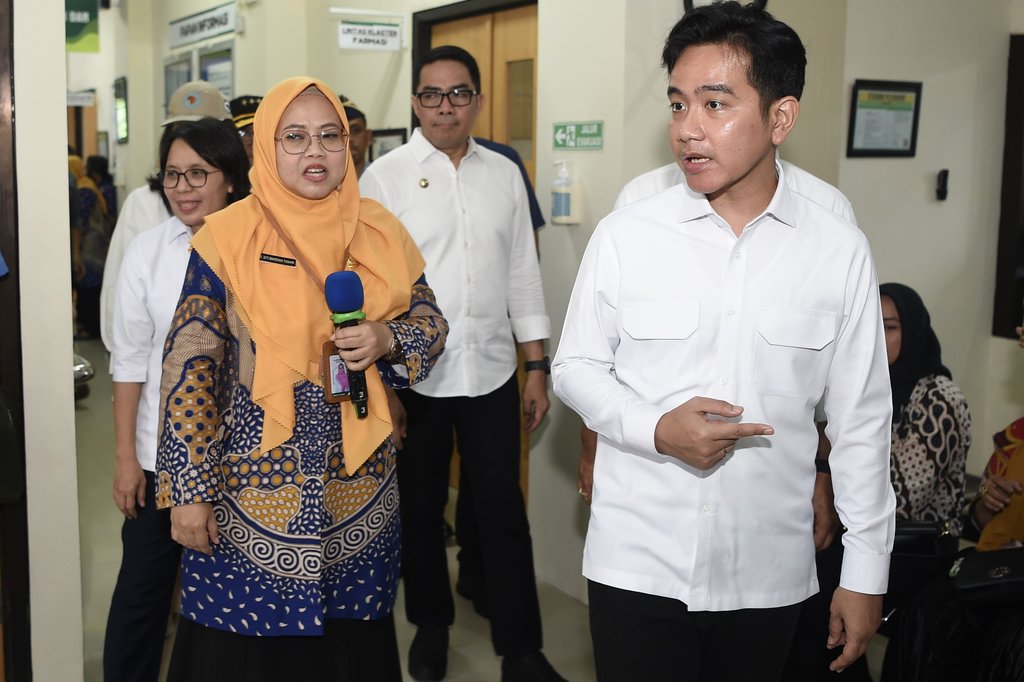 Wakil Presiden Gibran Rakabuming Raka (kanan) didampingi Wali Kota Samarinda Andi Harun (kedua kanan) saat meninjau pelaksanaan Cek Kesehatan Gratis (CKG) di Puskesmas Remaja di Samarinda, Kalimantan Timur, Rabu (12/2/2025). Dalam kunjungannya wapres melihat langsung alur pelayanan CKG mulai dari pendaftaran hingga pemeriksaan warga. ANTARA FOTO/M Risyal Hidayat/nym. Wapres tinjau Cek Kesehatan Gratis di Samarinda