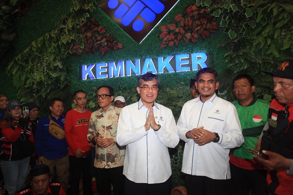 Menteri Ketenagakerjaan Yassierli (keempat kanan) didampingi Wakil Menteri Ketenagakerjaan Immanuel Ebenezer (kelima kanan) dan Staf Khusus Menaker Indra MH (ketiga kanan) berdialog dengan sejumlah pengemudi ojek daring yang tergabung dalam Serikat Pekerja Angkutan Indonesia (SPAI) di Kantor Kementerian Ketenagakerjaan, Jakarta, Senin (17/2/2025). Menteri Ketenagakerjaan Yassierli beserta jajaran menerima perwakilan pengemudi ojek darung yang menuntut pembayaran tunjangan hari raya (THR). ANTARA FOTO/Reno Esnir/sgd/tom. Menaker terima perwakilan pengemudi ojek daring terkait THR