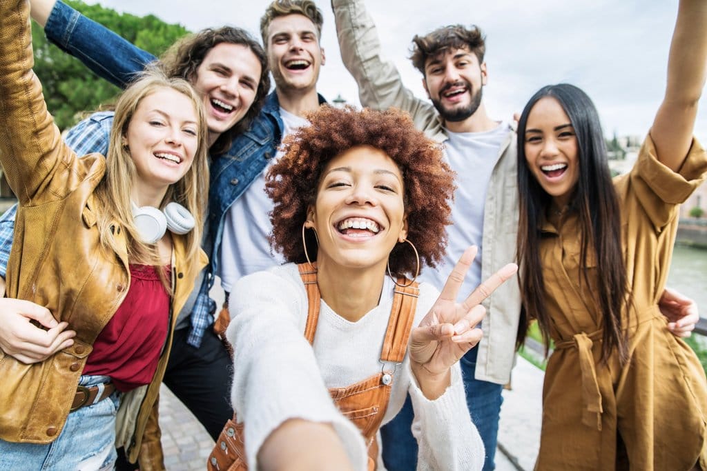 Ilustrasi mahasiswa gembira. FOTO/iStockphoto ilustrasi gembira