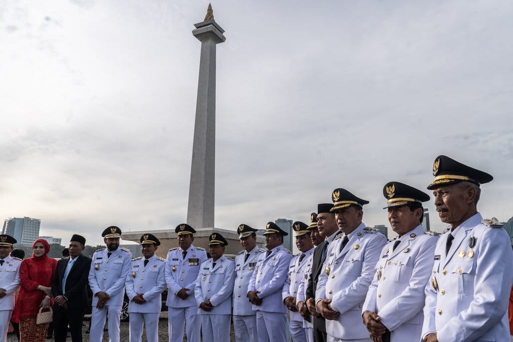 Sejumlah kepala daerah terpilih dari Provinsi Aceh bersiap mengikuti kirab di Lapangan Silang Monas, Jakarta, Kamis (20/2/2025). Presiden Prabowo Subianto akan melantik secara serentak sebanyak 961 kepala daerah terpilih hasil Pilkada 2024 yang terdiri dari 33 gubernur dan 33 wakil gubernur, 363 bupati, 362 wakil bupati, 85 wali kota dan 85 wakil wali kota di Istana Kepresidenan. ANTARA FOTO/Bayu Pratama S/rwa. Jelang pelantikan kepala daerah terpilih