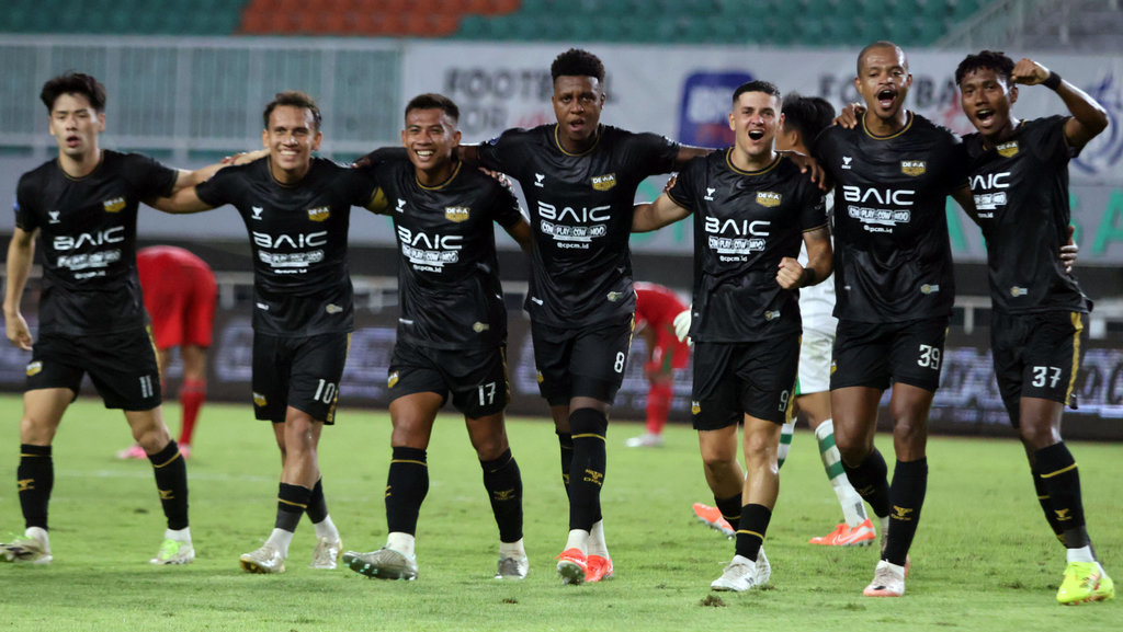 Para pemain Dewa United. ANTARA FOTO/Yulius Satria Wijaya/rwa. Dewa United kalahkan Persebaya Surabaya
