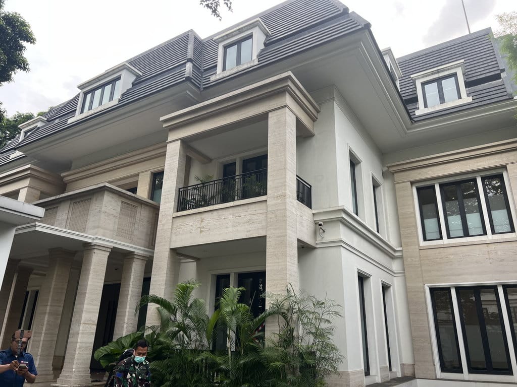 Rumah di Jalan Jenggala II Nomor 1, Selong, Kebayoran Baru, Jakarta Selatan, yang dijadikan kantor oleh Riza Chalid dan digeledah penyidik Kejagung, Selasa (25/2/2025). tirto.id/Ayu Mumpuni Rumah Jalan Jenggala Digeledah Kejagung