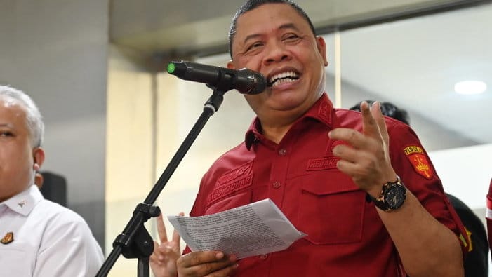 Kepala Pusat Penerangan Hukum (Kapuspenkum) Kejaksaan Agung Harli Siregar (tengah) bersama Direktur Penyidikan Jampidsus Kejagung Abdul Qohar (kanan) memberikan keterangan saat konperensi pers kasus dugaan korupsi dalam tata kelola minyak mentah dan produk kilang pada PT Pertamina Subholding dan Kontraktor Kontrak Kerja Sama (KKKS) tahun 2018-2023 di Kejaksaan Agung, Jakarta, Rabu (26/2/2025). ANTARA FOTO/Bayu Pratama S/foc. Kejagung kembali tetapkan tersangka korupsi minyak mentah