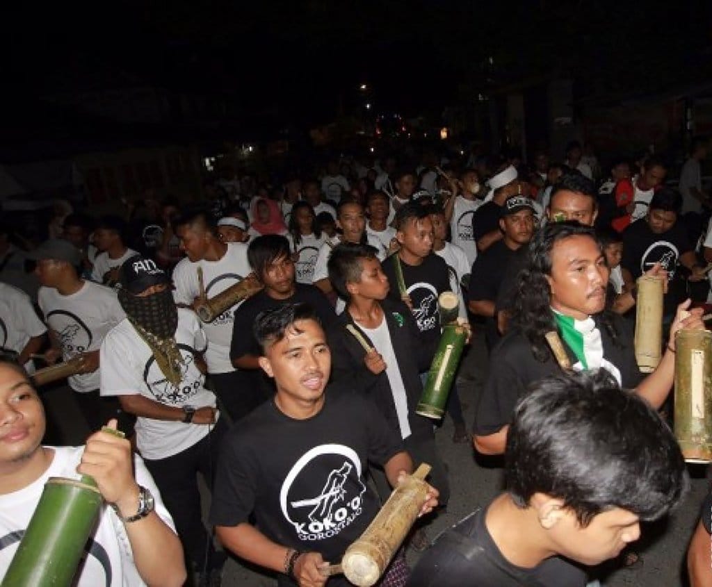 Dengan berjalan kaki, warga berkeliling sambil memukul pentungan bambu dan diiringi lagu religi untuk membangunkan warga agar dapat bangun sahur dan menunaikan ibadah puasa. (AntaraFot/o Adiwinata) ilustrasi petugas sahur berkeliling ramai-ramai