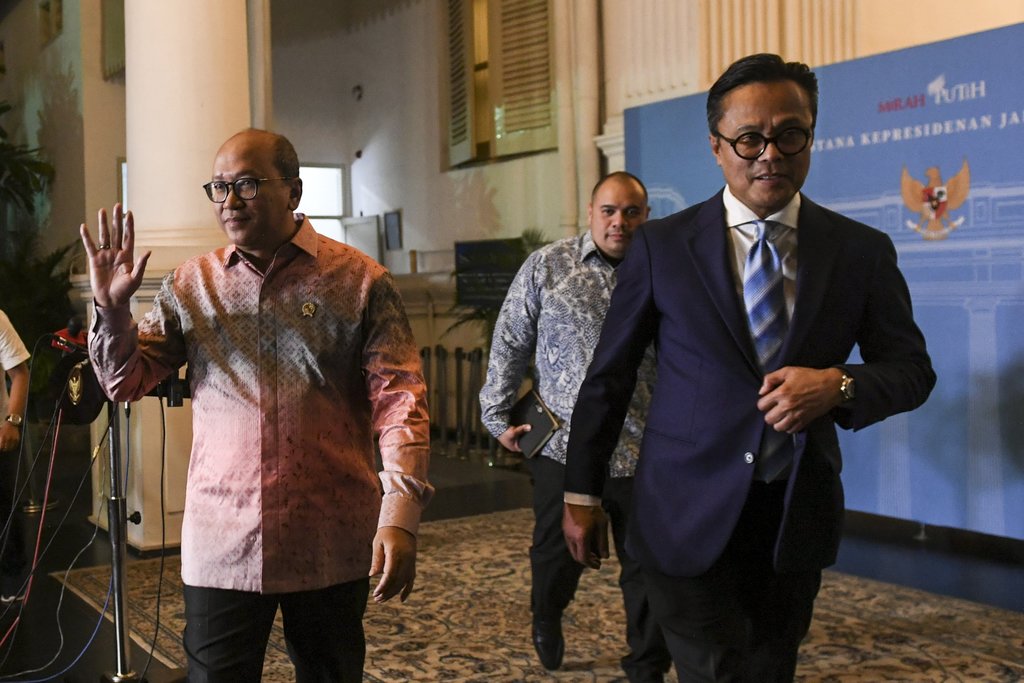 CEO Badan Pengelola Investasi (BPI) Daya Anagata Nusantara (Danantara) Rosan Roeslani (kiri) bersama Chief Investment Officer (CIO) Danantara Pandu Patria Sjahrir (kedua kanan) dan Chief Operating Officer (COO) Danantara Dony Oskaria (kanan) berjalan seusai mengikuti rapat dengan Presiden Prabowo Subianto di Kompleks Istana Kepresidenan, Jakarta, Rabu (5/3/2025). Rapat tersebut diantaranya melaporkan kegiatan pimpinan Danantara kepada Presiden Prabowo Subianto sejak BPI Danantara luncurkan pada (24/2). ANTARA FOTO/Hafidz Mubarak A/agr Pimpinan Danantara bertemu Presiden Prabowo Subianto