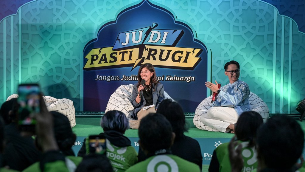 Menkomdigi Meutya Hafid (kiri) berdialog dengan pengemudi ojek daring saat diskusi pada acara Kampanye Judi Pasti Rugi di Kantor Gojek, Kemang, Jakarta, Senin (10/3/2025). Kementerian Komdigi bersama GoTo menggelar acara kampanye Judi Pasti Rugi untuk mengajak para pengemudi GoJek untuk menyosialisasikan bahaya judi daring kepada masyarakat. ANTARA FOTO/Fauzan/tom. Kampanye Judi Pasti Rugi