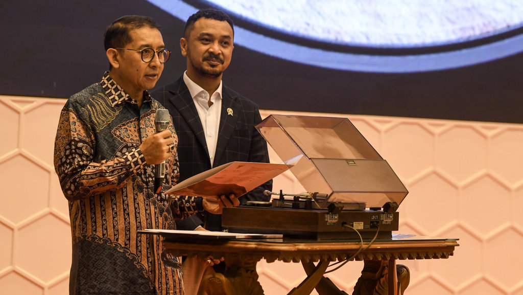 Menteri Kebudayaan Fadli Zon (kiri) didampingi Wamen Giring Ganesha (kanan) menyampikan pidato saat meluncurkan piringan hitam lagu Indonesia Raya di kantor Kementerian Kebudayaan, Jakarta, Minggu (9/3/2025). ANTARA FOTO/Muhammad Adimaja/nz. Peringatan Hari Musik Nasional