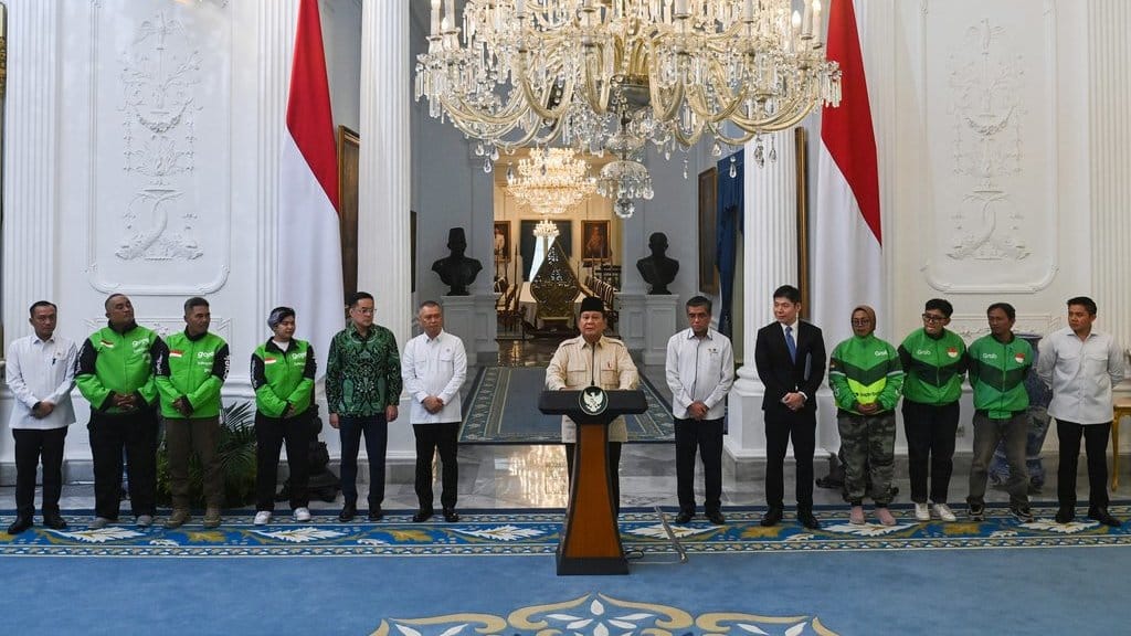 Presiden Prabowo Subianto (tengah) didampingi Mensesneg Prasetyo Hadi (kiri), Menhub Dudy Purwagandhi (keenam kiri), Menaker Yussierli (keenam kanan), Seskab Teddy Indra Wijaya (kanan), CEO Gojek Patrick Walujo (kelima kiri) dan CEO Grab Anthony Tan (kelima kanan) serta perwakilan pengemudi ojek daring menyampaikan keterangan terkait pemberian tunjangan hari raya (THR) di Istana Merdeka, Jakarta, Senin (10/3/2025). ANTARA FOTO/Aditya Pradana Putra/sgd/YU Presiden Prabowo umumkan ojek daring bakal mendapat THR