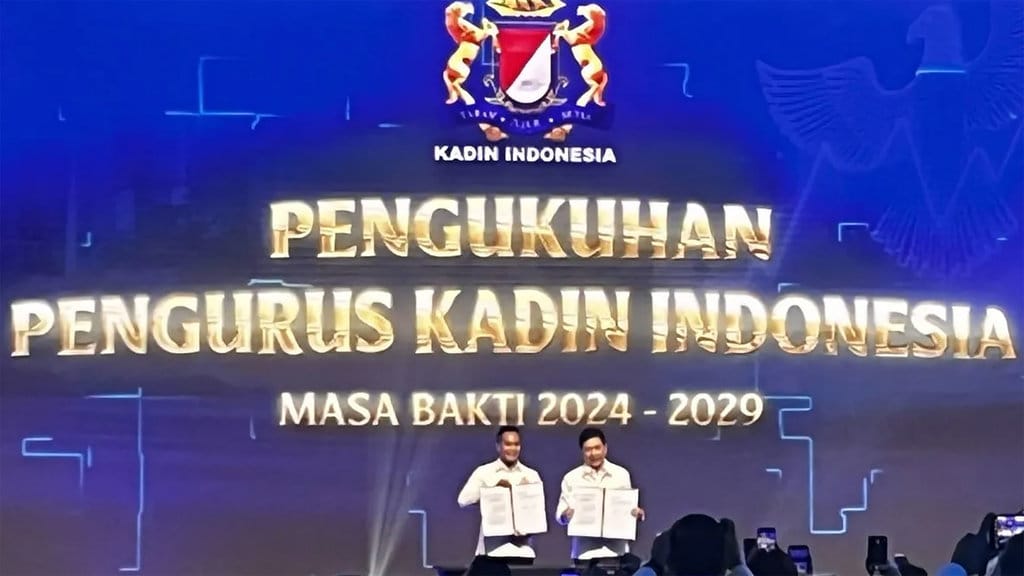 Ketua Umum Kamar Dagang dan Industri (Kadin) Indonesia Anindya Novyan Bakrie berfoto bersama Ketua Dewan Pertimbangan Kadin Indonesia Arsjad Rasjid dalam acara Pengukuhan Pengurus Kadin Indonesia Masa Bakti 2024-2029 di Jakarta, Jumat (14/3/2025). (ANTARA/Arnidhya Nur Zhafira) Pengukuhan Jajaran Kadin