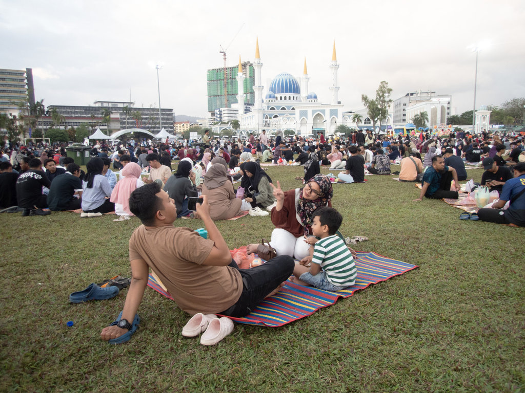 Warga Kuantan menanti buka puasa di Padang MBK 1, Kuantan, Pahang, Malaysia, Selasa (18/3/2025). ANTARA FOTO/Virna Puspa Setyorini/foc. Ramadhan di Kuantan Malaysia