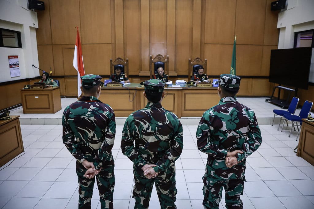 Terdakwa kasus pembunuhan bos rental mobil dan penadahan mobil, Kelasi Kepala Bambang Apri Atmojo (kanan), Sertu Akbar Adli (tengah), dan Sertu Rafsin Hermawan (kiri) saat sidang pembacaan putusan di Pengadilan Militer II-08 Jakarta, Selasa (25/3/2025). ANTARA FOTO/Dhemas Reviyanto/tom. Sidang vonis kasus pembunuhan bos rental mobil