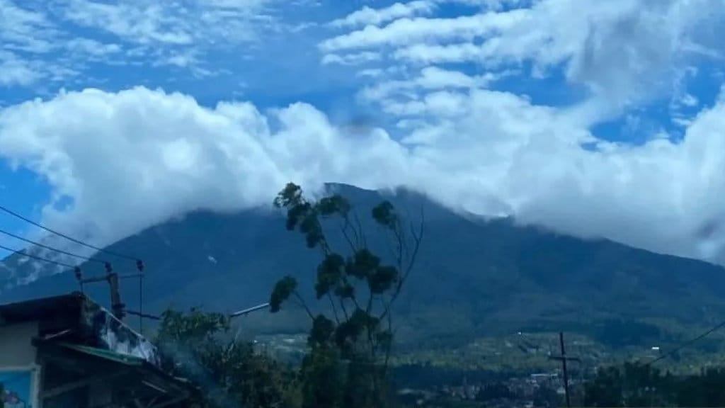 Gunung Gede terlihat dari jalur Cibodas, Desa Cimacan, Kecamatan Cipanas, Cianjur, Jawa Barat. ANTARA/Ahmad Fikri Gunung Gede