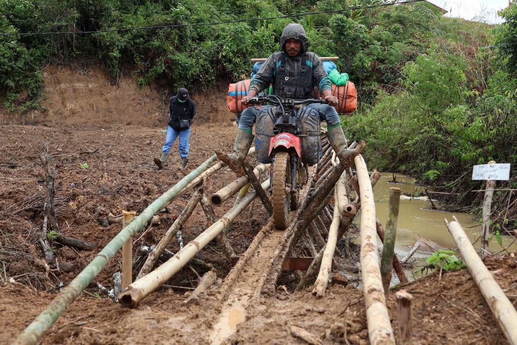 Pengendara motor melewati jalan alternatif (para-para) yang baru selesai dibangun di Kecamatan Seko, Kabupaten Luwu Utara, Sulawesi Selatan, Kamis (10/4/2025). ANTARA FOTO/Arnas Padda/Spt. Pembangunan jalur alternatif akibat jalan rusak parah