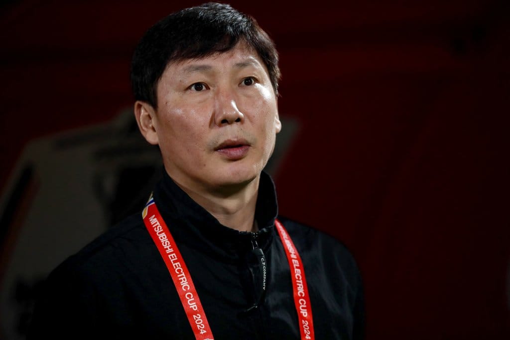Pelatih kepala Vietnam Kim Sang-sik terlihat selama pertandingan sepak bola Grup B Piala Listrik ASEAN 2024 antara Vietnam dan Myanmar di stadion Viet Tri di provinsi Phu Tho pada 21 Desember 2024. (Foto oleh Lam THOA / AFP) Kim Sang sik