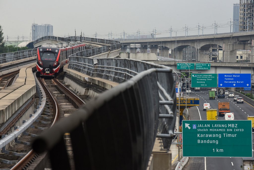 Rangkaian kereta Lintas Raya Terpadu (LRT) Jabodebek melintas memasuki Stasiun LRT Cikunir di Bekasi, Jawa Barat, Selasa (15/4/2025). PT Kereta Api Indonesia (Persero) selama kuartal I-2025 telah melayani lebih dari 6,3 juta pengguna kereta LRT Jabodebek atau naik sebesar 65 persen dibandingkan dengan periode yang sama pada 2024 sebanyak 3.841.552 pengguna. ANTARA FOTO/Indrianto Eko Suwarso/agr Pengguna LRT Jabodebek meningkat