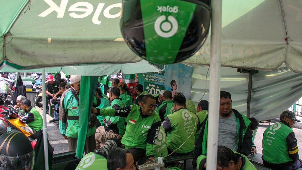 Sejumlah pengemudi ojek daring menunggu penumpang di Stasiun Tanah Abang, Jakarta, Rabu (10/3/2025). Menteri Usaha Mikro, Kecil, Menengah (UMKM) Maman Abdurrahman mengungkapkan pemerintah akan memasukkan pengemudi ojek online ke dalam kategori pelaku UMKM melalui revisi Undang-Undang UMKM yang ditargetkan dibahas pada 2026 agar mempunyai payung hukum yang jelas. ANTARA FOTO/Fathul Habib Sholeh/Spt. Menteri UMKM usulkan ojol masuk kategori UMKM