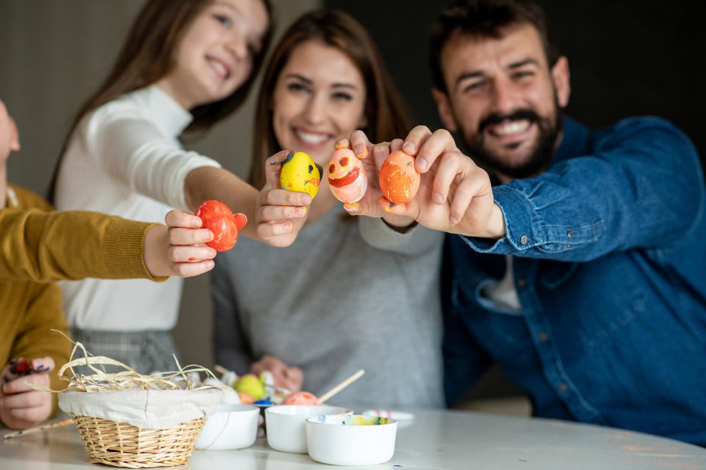 Suster dan saudara laki-lakinya dengan senang hati menunjukkan karya-karya mereka pada telur Paskah. FOTO/iStockphoto Paskah