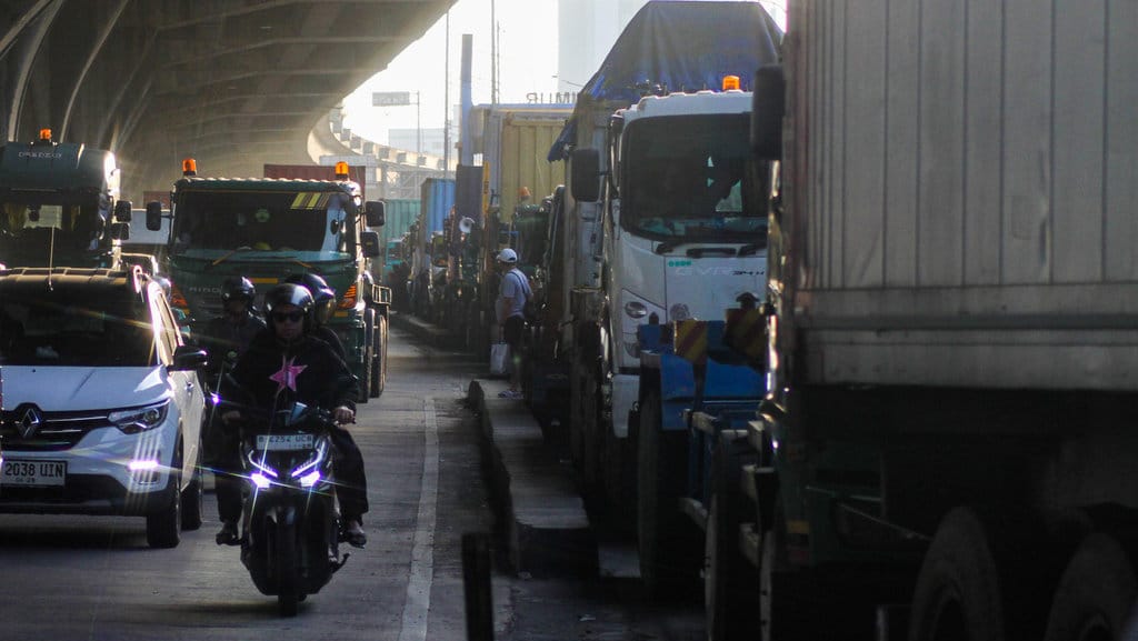 Sejumlah truk antre di Jalan Sindang Laut, Tanjung Priok, Jakarta, Sabtu (19/4/2025). ANTARA FOTO/Fathul Habib Sholeh/tom. Pelindo upayakan penyelesaian antrean truk kontainer
