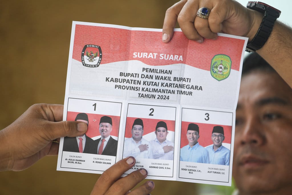 Petugas KPPS menunjukkan surat suara saat penghitungan suara pemungutan suara ulang Pilkada Kabupaten Kutai Kartanegara di TPS 12 Danau Melintang, Tenggarong, Kutai Kartanegara, Kaimantan Timur, Sabtu (19/4/2025).ANTARA FOTO/M Risyal Hidayat/tom. Penghitungan pemungutan suara ulang pilkada Kutai Kartanegara