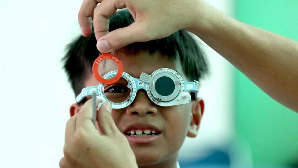 Pelajar memeriksa ketajaman mata saat berlangsungnya program dokter saweu sikula (dokter kunjungi sekolah) di SD Negeri 20 Banda Aceh, Aceh, Senin (21/4/2025). ANTARA FOTO/Irwansyah Putra/Spt. Dokter kunjungi sekolah di Aceh