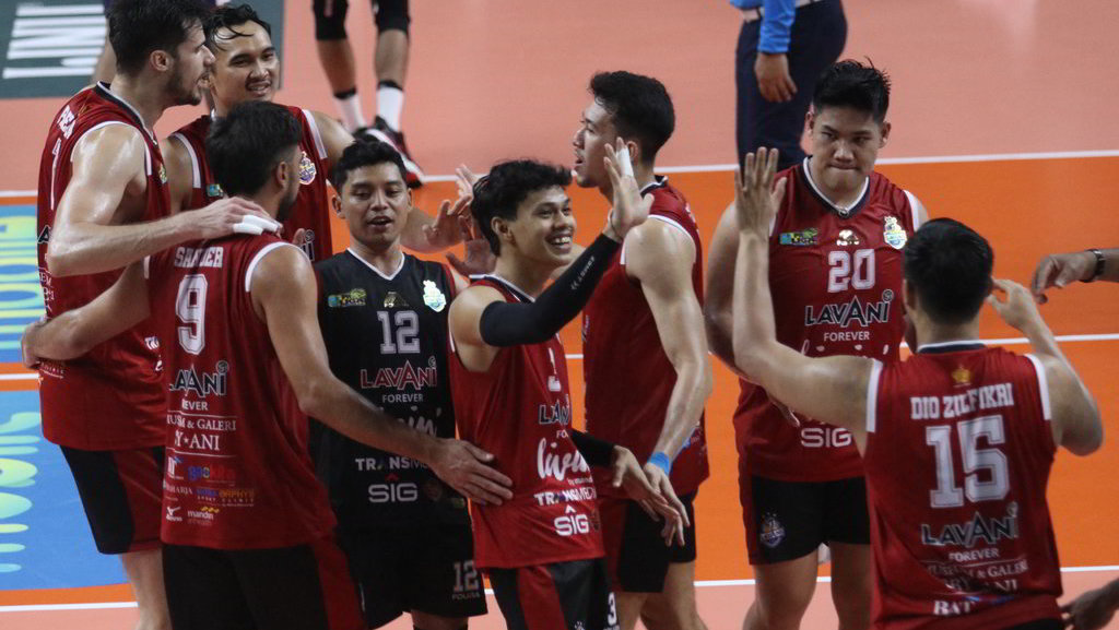 Pevoli Jakarta Lavani Livin Transmedia Renan Zanatta Buiatti (kiri) melakukan selebrasi bersama rekan setimnya setelah berhasil meraih angka atas lawannya tim voli Surabaya Samator pada pertandingan Final Four Proliga di GOR Jayabaya, Kota Kediri, Jawa Timur, Minggu (20/4/2025). ANTARA FOTO/Prasetia Fauzani/nym. Jakarta Lavani Livin Transmedia kalahkan Surabaya Samator
