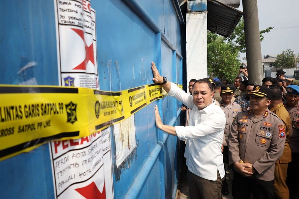 Eri Cahyadi sedang mensegel Gudang UD. Sentosa Seal yang terletak Komplek Pergudangan Suri Mulia Permai, Margomulyo Surabaya pada Selasa (22/4/2025) (FOTO/Dokumentasi: Humas Pemkot Surabaya) Eri Cahyadi