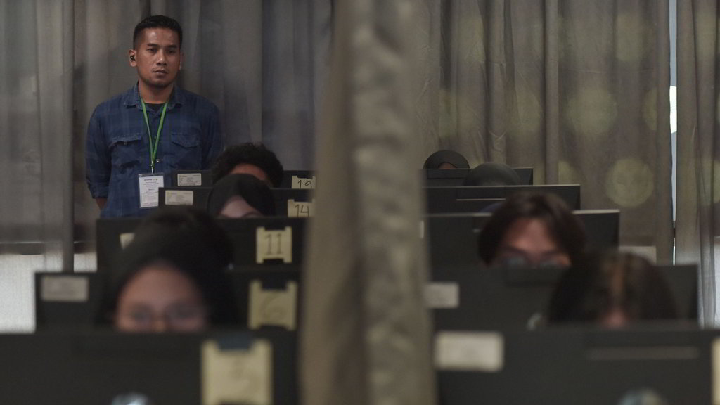 Petugas mengawasi peserta yang mengikuti Ujian Tulis Berbasis Komputer-Seleksi Nasional Berbasis Tes (UTBK-SNBT) di Kampus Universitas Negeri Jakarta (UNJ), Jakarta Timur, Jumat (25/4/2025). ANTARA FOTO/Fakhri Hermansyah/tom. Pelaksanaan UTBK-SNBT di Jakarta