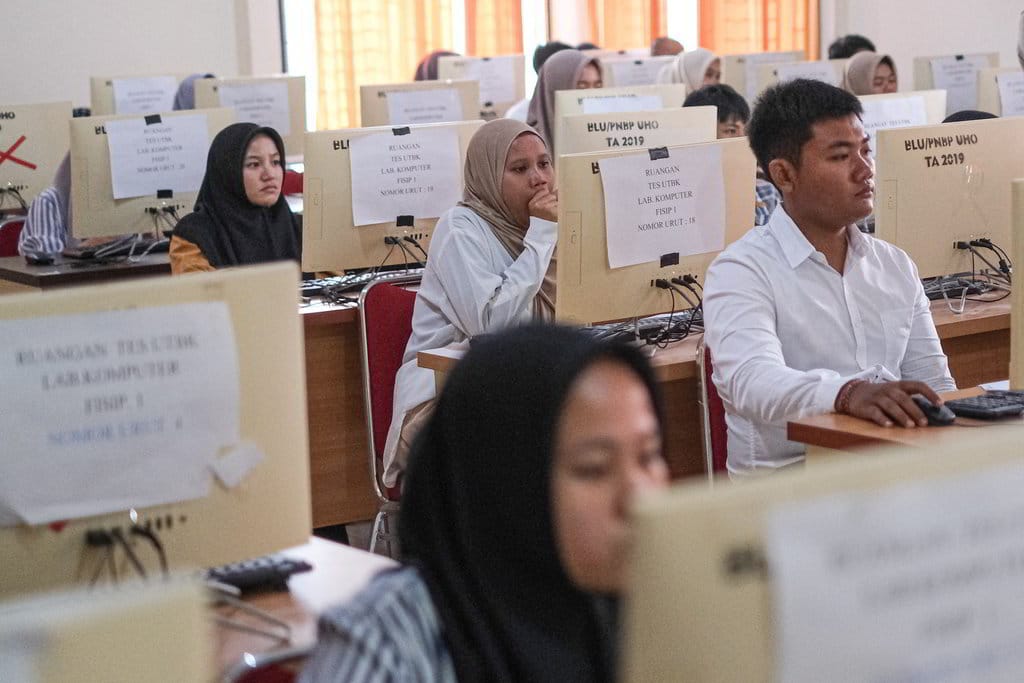 Peserta mengikuti Ujian Tulis Berbasis Komputer- Seleksi Nasional Berbasis Tes (UTBK-SNBT) di Laboratorium FISIP Universitas Halu Oleo, Kendari, Sulawesi Tenggara, Jumat (25/4/2025). ANTARA FOTO/Andry Denisah/tom. Pelaksanaan UTBK-SNBT di UHO Kendari