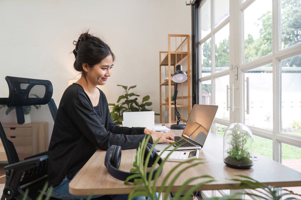 Ibu RT Kerja Online dirumah. foto/istockphoto Ibu RT Kerja Online dirumah