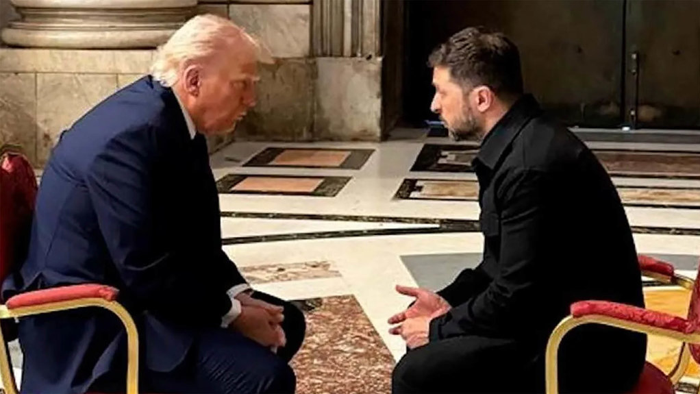 Presiden Amerika Serikat Donald Trump dan Presiden Ukraina Volodymyr Zelenskyy saat berbincang di Basilika Santo Petrus Vatikan, Sabtu (26/4/2025. ANTARA/Anadolu/aa. Trump Zelenskyy