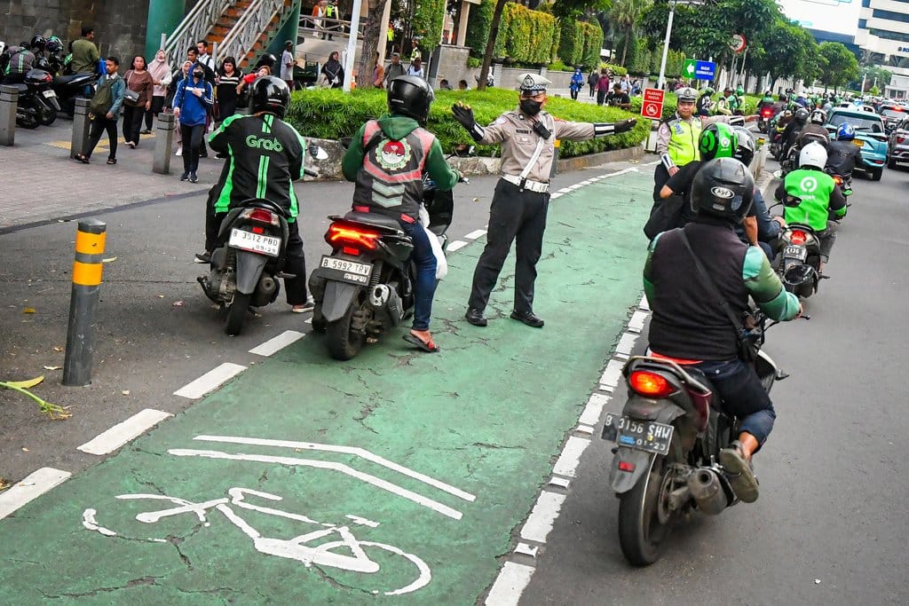Polisi menertibkan pengendara motor yang melintas di jalur sepeda Jalan Jenderal Sudirman, Jakarta, Senin (28/4/2025). Gubernur DKI Jakarta Pramono Anung akan menertibkan jalur sepeda seiring adanya korban kecelakaan hingga meninggal dunia akibat kendaraan yang berhenti di jalur sepeda, serta akan membangun jalur sepeda tambahan sepanjang 3,8 kilometer. ANTARA FOTO/Sulthony Hasanuddin/nz Gubernur DKI Jakarta akan tertibkan jalur sepeda