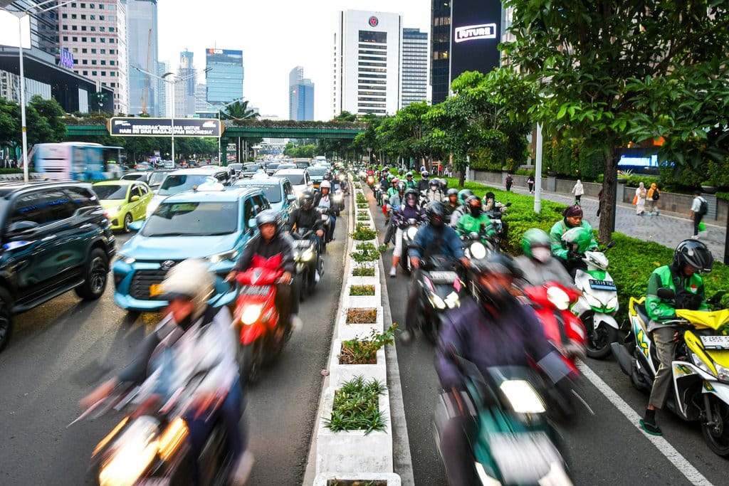Pengendara motor melintas di jalur sepeda Jalan Jenderal Sudirman, Jakarta, Senin (28/4/2025). Gubernur DKI Jakarta Pramono Anung akan menertibkan jalur sepeda seiring adanya korban kecelakaan hingga meninggal dunia akibat kendaraan yang berhenti di jalur sepeda, serta akan membangun jalur sepeda tambahan sepanjang 3,8 kilometer. ANTARA FOTO/Sulthony Hasanuddin/nz Gubernur DKI Jakarta akan tertibkan jalur sepeda