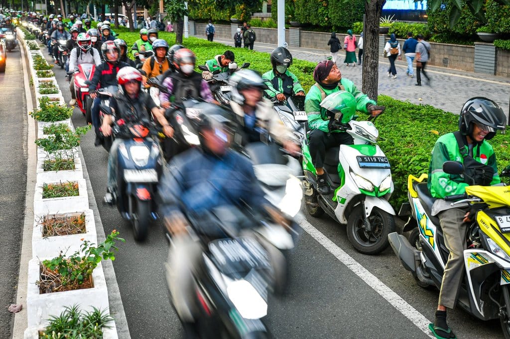 Pengendara motor melintas di jalur sepeda Jalan Jenderal Sudirman, Jakarta, Senin (28/4/2025). Gubernur DKI Jakarta Pramono Anung akan menertibkan jalur sepeda seiring adanya korban kecelakaan hingga meninggal dunia akibat kendaraan yang berhenti di jalur sepeda, serta akan membangun jalur sepeda tambahan sepanjang 3,8 kilometer. ANTARA FOTO/Sulthony Hasanuddin/nz Gubernur DKI Jakarta akan tertibkan jalur sepeda