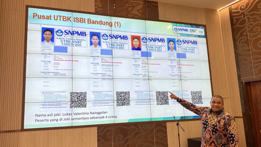 Ketua Umum Tim Penanggungjawab SNPMB, Eduart Wolok dalam konferensi pers di Gedung Kemendiktisaintek, Senayan, Jakarta Pusat, pada Selasa (29/4/2025). Tirto.id/ Eduart Wolok