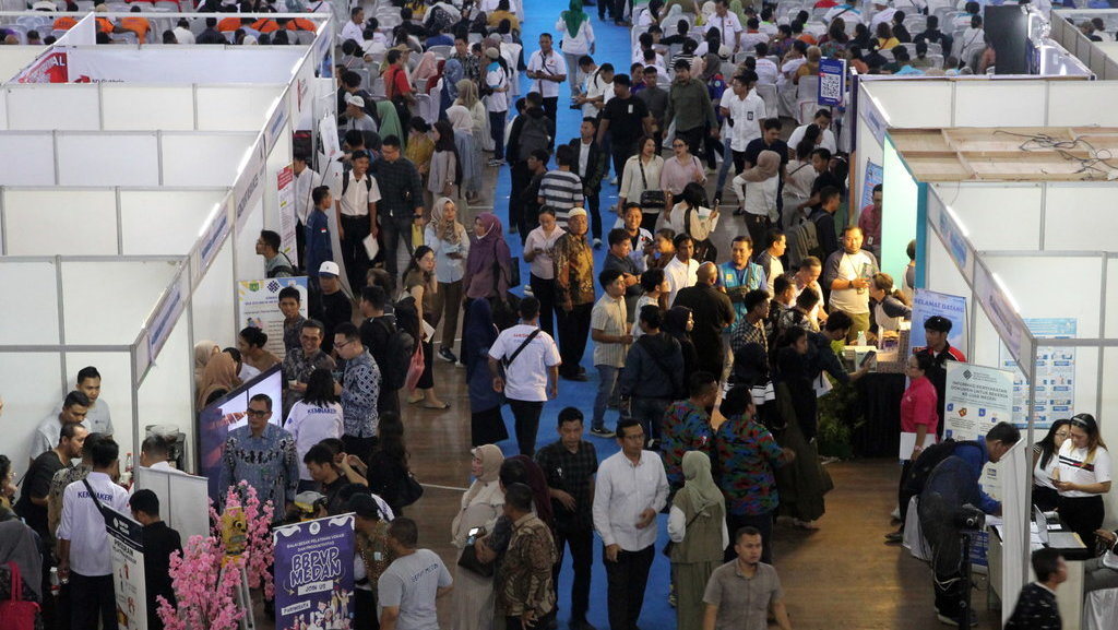 Sejumlah pencari kerja antre untuk melamar kerja saat May Day Fair Sumut 2025 di Kabupaten Deli Serdang, Sumatera Utara, Kamis (1/5/2025). Memperingati Hari Buruh internasional, Pemprov Sumatera Utara bekerja sama dengan 52 perusahaan menggelar Job Fair dengan menyediakan sebanyak 1.100 lowongan kerja bagi masyarakat yang mencari kerja. ANTARA FOTO/Yudi Manar/Spt. Pemprov Sumut gelar Job Fair
