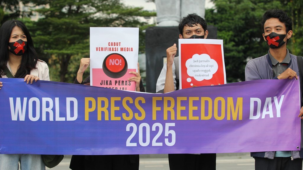Sejumlah jurnalis membentangkan poster dan spanduk saat aksi memperingati Hari Kebebasan Pers Sedunia (World Press Freedom Day) di Surabaya, Jawa Timur, Jumat (2/5/2025). Aksi yang dilakukan oleh Aliansi Jurnalis Independen (AJI) Kota Surabaya bersama berbagai organisasi lainnya tersebut menyampaikan sejumlah aspirasi di antaranya mengecam setiap tindakan kekerasan yang dialami oleh jurnalis. ANTARA FOTO/Didik Suhartono/rwa. Aksi peringati Hari Kebebasan Pers Sedunia