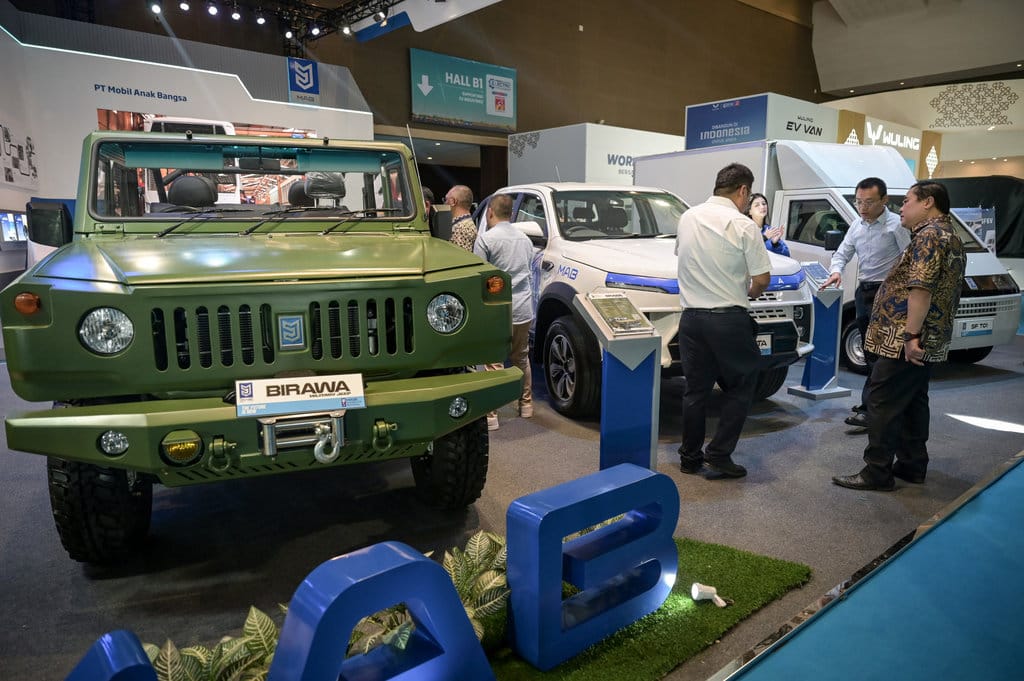 Pengunjung melihat kendaraan listrik dalam pameran otomotif Periklindo Electric Vehicle Show (PEVS) 2025 di JIExpo Kemayoran, Jakarta, Selasa (29/4/2025). ANTARA FOTO/Fauzan/rwa. Pameran kendaraan listrik PEVS 2025