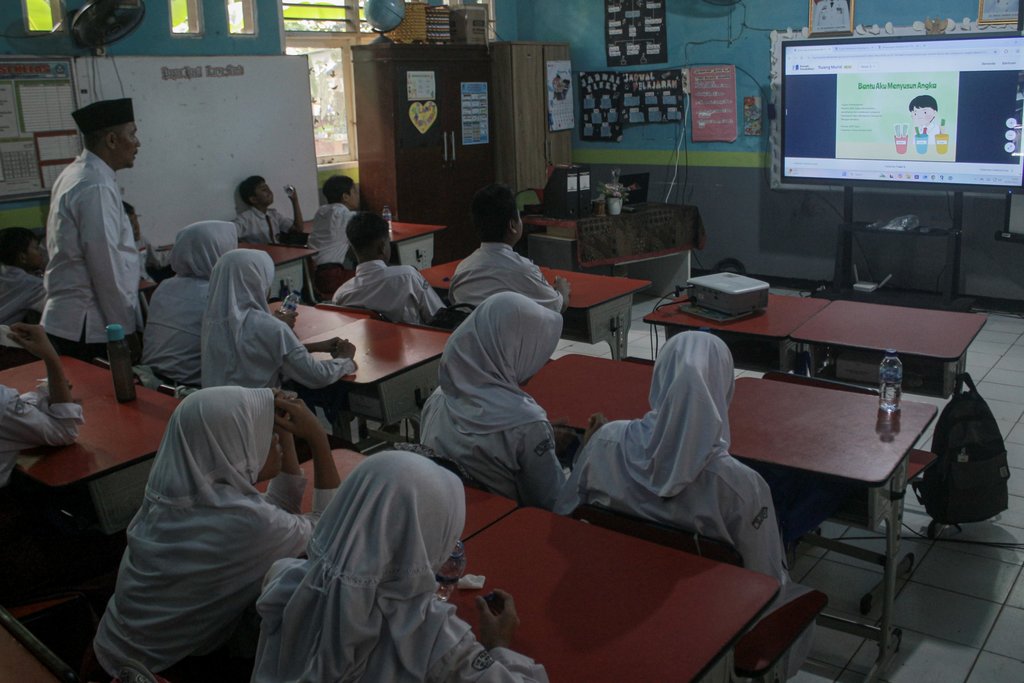 Sejumlah siswa mengikuti simulasi digitalisasi pembelajaran menggunakan papan interaktif di SDN 4 Padurenan, Mustika Jaya, Bekasi, Jumat (2/5/2025). Program Revitalisasi Sekolah dan Digitalisasi Pembelajaran yang merupakan bagian dari Program Hasil Terbaik Cepat (PHTC) diluncurkan secara serentak oleh Presiden Prabowo Subianto pada Hari Pendidikan Nasional sebagai upaya mempercepat pemerataan kualitas pendidikan nasional. ANTARA FOTO/Jasmine Nadhya Thanaya/rwa. Program revitalisasi sekolah di Bekasi