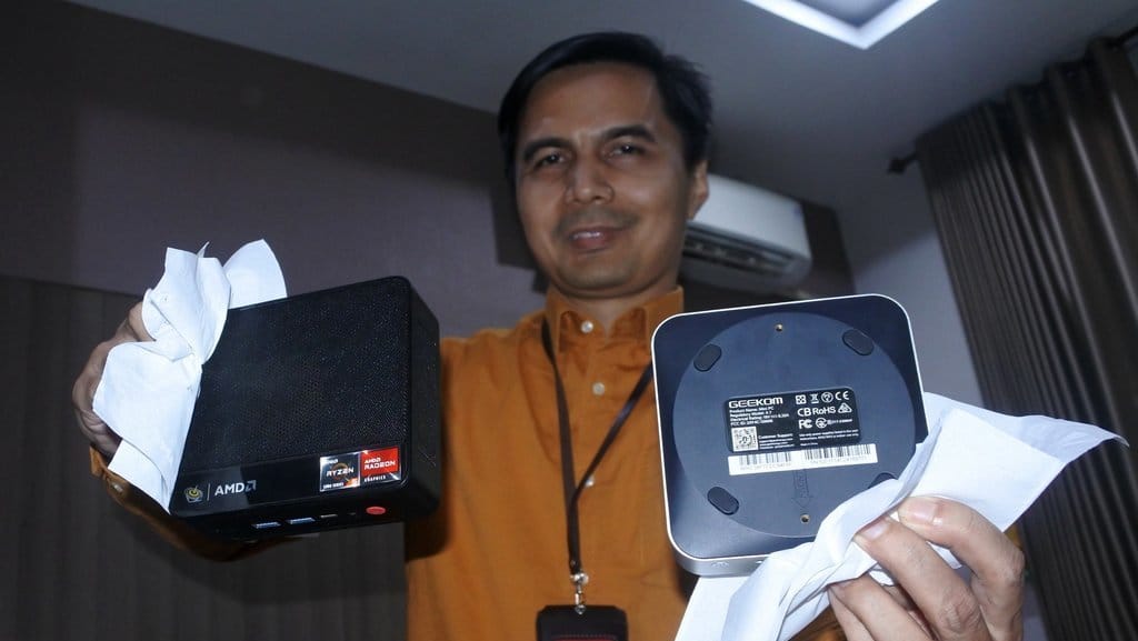 Koordinator Teknologi Informasi dan Komunikasi Pusat Ujian Tulis Berbasis Komputer Seleksi Nasional Berdasarkan Tes (UTBK SNBT) Prof. Bayu Taruna memperlihatkan barang bukti dua mini PC saat rilis kecurangan UTBK SNBT 2025 di Universitas Jember, Jawa Timur, Jumat (2/5/2025). Panitia Pusat Seleksi Nasional Penerimaan Mahasiswa Baru (SNPMB) merilis terjadinya kecurangan UTBK SNBT yang melibatkan pegawai kampus untuk membantu pihak luar mengakses komputer peserta UTBK SNBT 2025 di Universitas Jember dengan ditemukannya perangkat proxy tersembunyi yang terdiri dari dua mini PC, 1 router, dan UPS dalam kardus printer. ANTARA FOTO/Seno/bar Rilis kecurangan UTBK SNBT di Jember