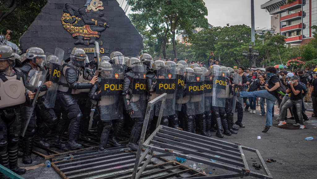 Personel kepolisian membentuk barikade untuk menghalau pengunjuk rasa dalam aksi Hari Buruh Internasional di Depan Kompleks Gedung DPRD Jateng, Jalan Pahlawan, Kota Semarang, Jawa Tengah, Kamis, (1/5/2025). ANTARA FOTO/Aji Styawan/Spt. Unjuk rasa di Semarang berakhir ricuh
