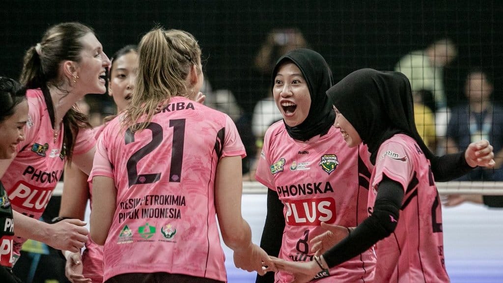 Pevoli Gresik Petrokimia Pupuk Indonesia Megawati Hangestri Pertiwi (kedua kanan) berselebrasi bersama rekannya usai berhasil mencetak skor saat bertanding melawan tim Jakarta Electric PLN pada pertandingan Final Four seri ketiga putri Proliga 2025 di Gor Sritex Arena, Solo, Jawa Tengah, Sabtu (3/5/2025). Gresik Petrokimia Pupuk Indonesia menang atas Jakarta Electric PLN dengan skor 3-0 (26-24, 25-18 dan 25-20). ANTARA FOTO/Mohammad Ayudha/foc. Proliga: Gresik Petrokimia Pupuk Indonesia menang atas Jakarta Electric PLN