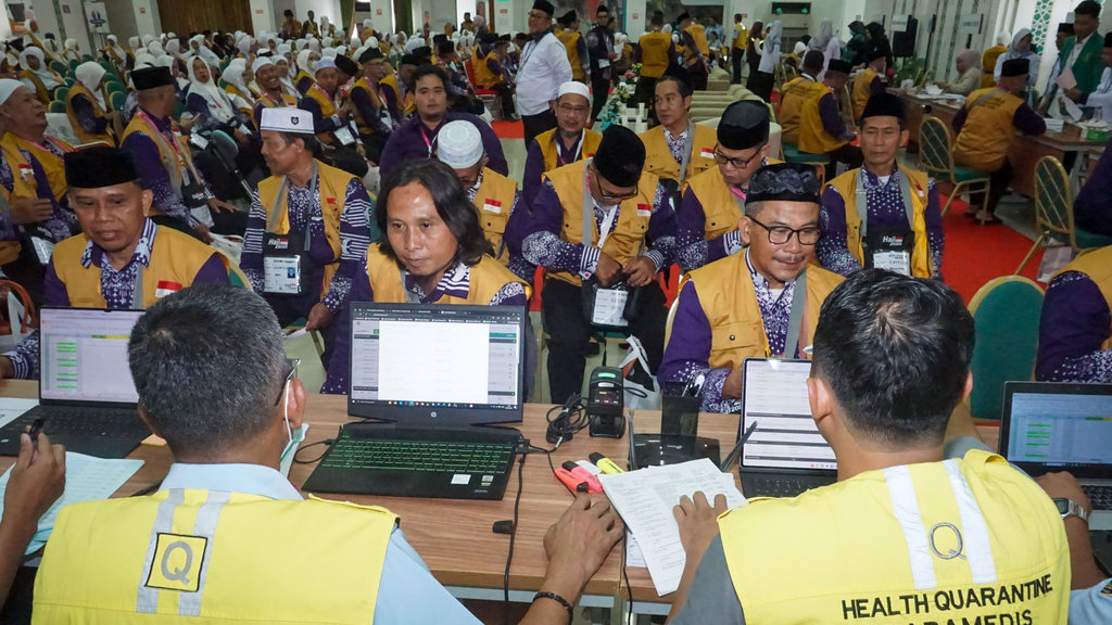 Petugas memeriksa kesehatan jamaah calon haji kelompok terbang (kloter) satu embarkasi Balikpapan di Asrama Haji Balikpapan, Kalimantan Timur, Senin (5/5/2025). ANTARA FOTO/Aditya Nugroho/foc. Jamaah calon haji tiba di Asrama Haji Balikpapan